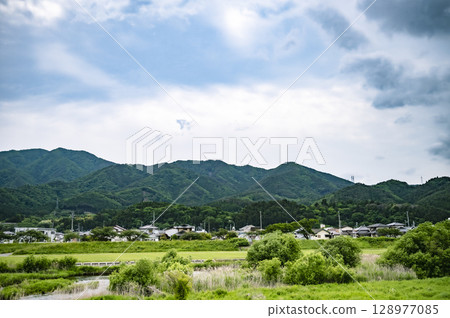 山腳下，藍天白雲下的日本鄉村小鎮風景 128977085