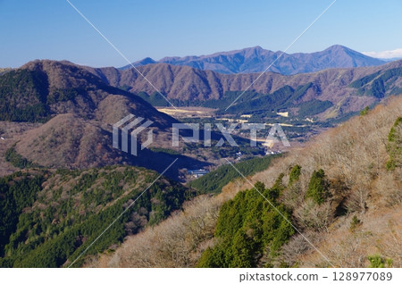 Mount Ashitaka in winter as seen from the Hakone Myojogatake hiking trail 128977089