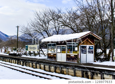 鄉村車站月台和候車室屋頂積雪的風景 128977633