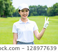 一名女子在高爾夫球場上做出和平手勢 128977639