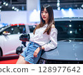 靠在車上的模特 128977642