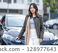 站在汽車前面的美女 128977643