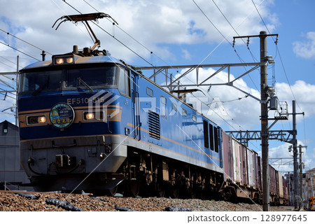 東海道線運行的EF510-515次貨櫃貨運列車 128977645