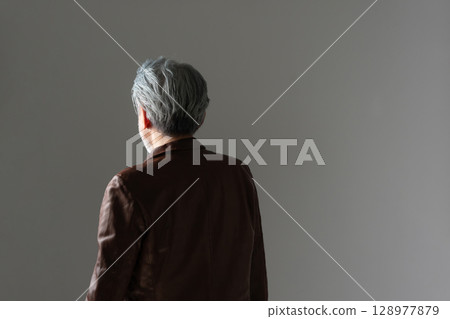 一個穿著夾克的男人 一個穿著夾克的男人 128977879