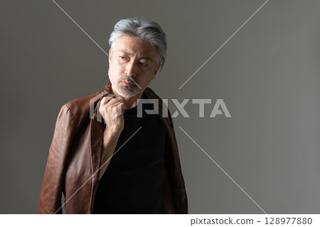 一個穿著夾克的男人 一個穿著夾克的男人 128977880