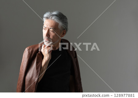 一個穿著夾克的男人 128977881