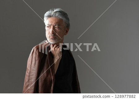 一個穿著夾克的男人 一個穿著夾克的男人 128977882