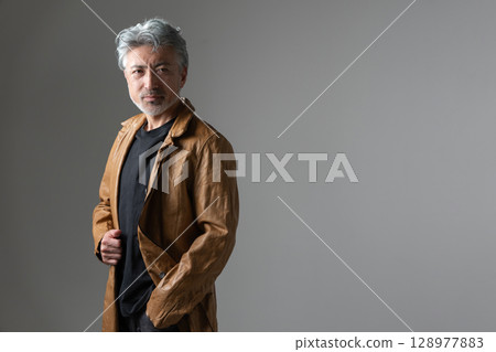 一個穿著夾克的男人 128977883