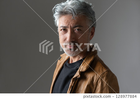 一個穿著夾克的男人 一個穿著夾克的男人 128977884