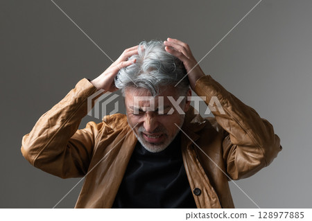 一個穿著夾克的男人 128977885