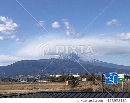 Mount Yotei as seen from the Shinkansen 128978181