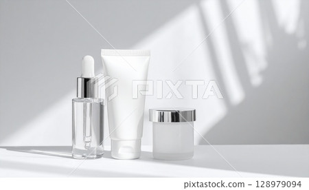 白色背景下的基本化妝品圖像 白色背景下的基本化妝品圖像 128979094