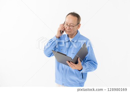 穿工作服的老人 128980169