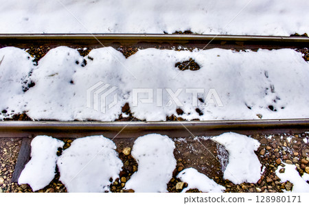 當地火車軌道被大雪覆蓋的典型場景 128980171