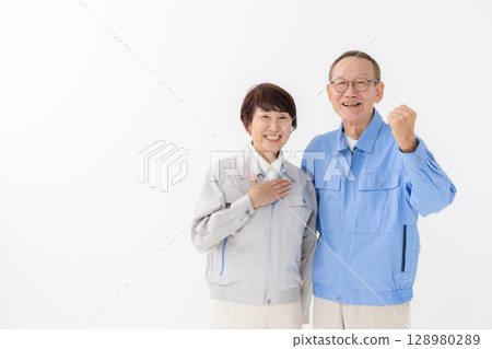 穿著工作服的男士和女士 128980289