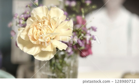 在逝者遺物前獻上鮮花 在逝者遺物前獻上鮮花 128980712