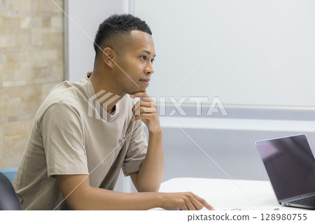A woman explaining to a foreign man 128980755