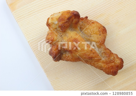 多汁的雞翅，烤得美味 128980855