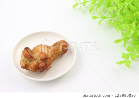 香脆烤雞翅是餐桌上的美味佳餚 128980856