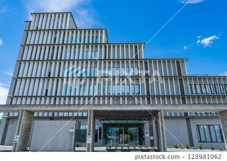 Kizugawa City Hall in midsummer, Kizugawa City, Kyoto Prefecture 128981062