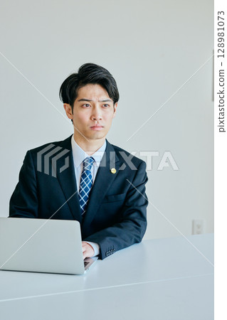 接受法律建議的年輕律師 128981073