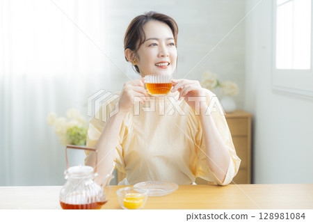 中年婦女喝茶 中年婦女喝茶 128981084