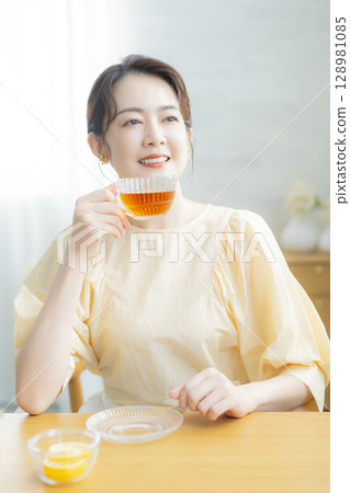 Middle-aged woman drinking tea 128981085