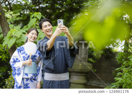穿浴衣的男人和女人 128981176