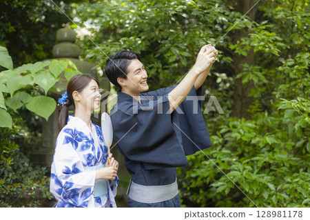 Men and women wearing yukata 128981178