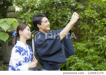 Men and women wearing yukata 128981179