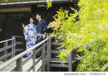 穿浴衣的男人和女人 128981233