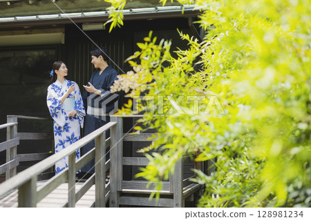 穿浴衣的男人和女人 穿浴衣的男人和女人 128981234