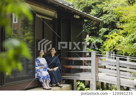 穿浴衣的男人和女人 128981235