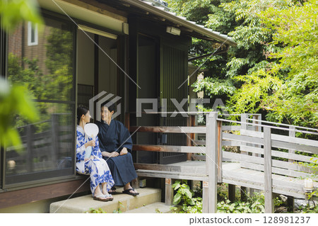 Men and women wearing yukata 128981237