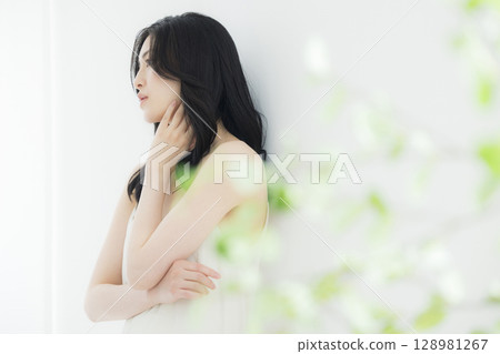 年輕女性的美麗形象 年輕女性的美麗形象 128981267