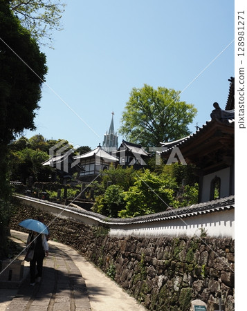 可以看到寺廟和教堂的方式 可以看到寺廟和教堂的方式 128981271