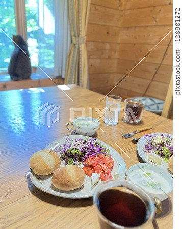 【西餐】夏日小木屋早餐，窗邊的貓咪 128981272