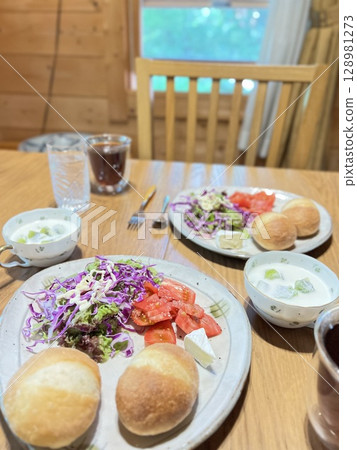 【西餐】夏日小木屋裡的早餐 【西餐】夏日小木屋裡的早餐 128981273