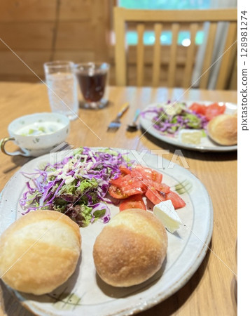 [Western food] Breakfast in a log cabin in summer 128981274