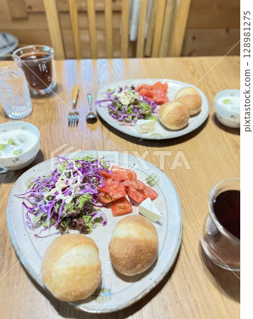 [Western food] Breakfast in a log cabin in summer 128981275
