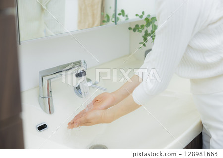女人洗手 128981663