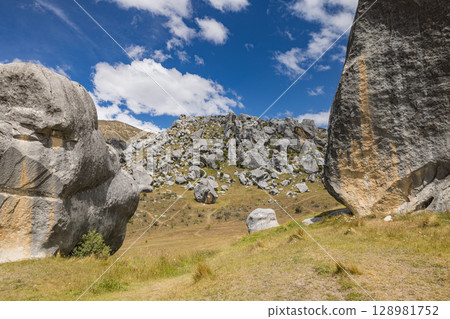 Castle Hill, Canterbury, New Zealand / Huge rocks and scattered rocks at Kura Tawhiti 128981752