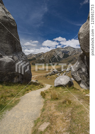 Castle Hill, Canterbury, New Zealand / Huge rocks and scattered rocks at Kura Tawhiti 128981753