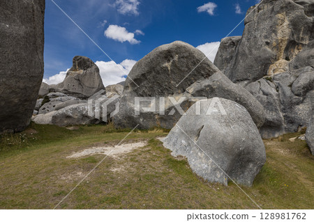 Castle Hill, Canterbury, New Zealand / Huge rocks and scattered rocks at Kura Tawhiti 128981762