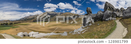 Castle Hill, Canterbury, New Zealand / The huge rock formations and scenery of Kura Tawhiti 128981799