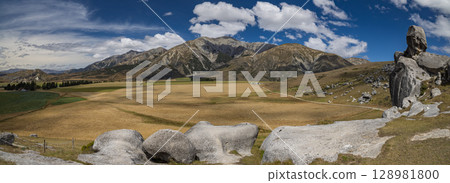 紐西蘭坎特伯雷城堡山 / 庫拉塔維提 (Kura Tawhiti) 的巨大岩層和風景 128981800