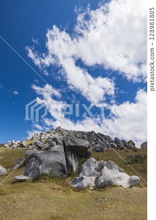 紐西蘭坎特伯雷城堡山 / 庫拉塔維提 (Kura Tawhiti) 的巨石和散落岩石 128981805