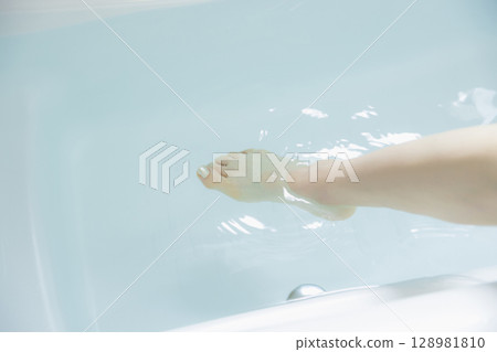 女人的手舀熱水 128981810