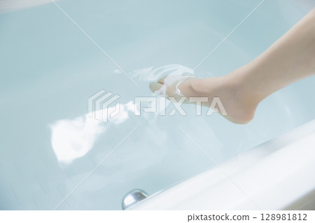 女人的手舀熱水 女人的手舀熱水 128981812