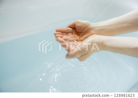 女人的手舀熱水 128981823